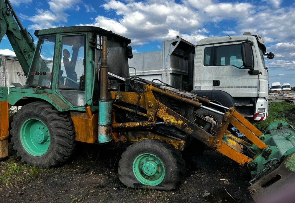 Un buldoexcavator a ars de la un scurtcircuit