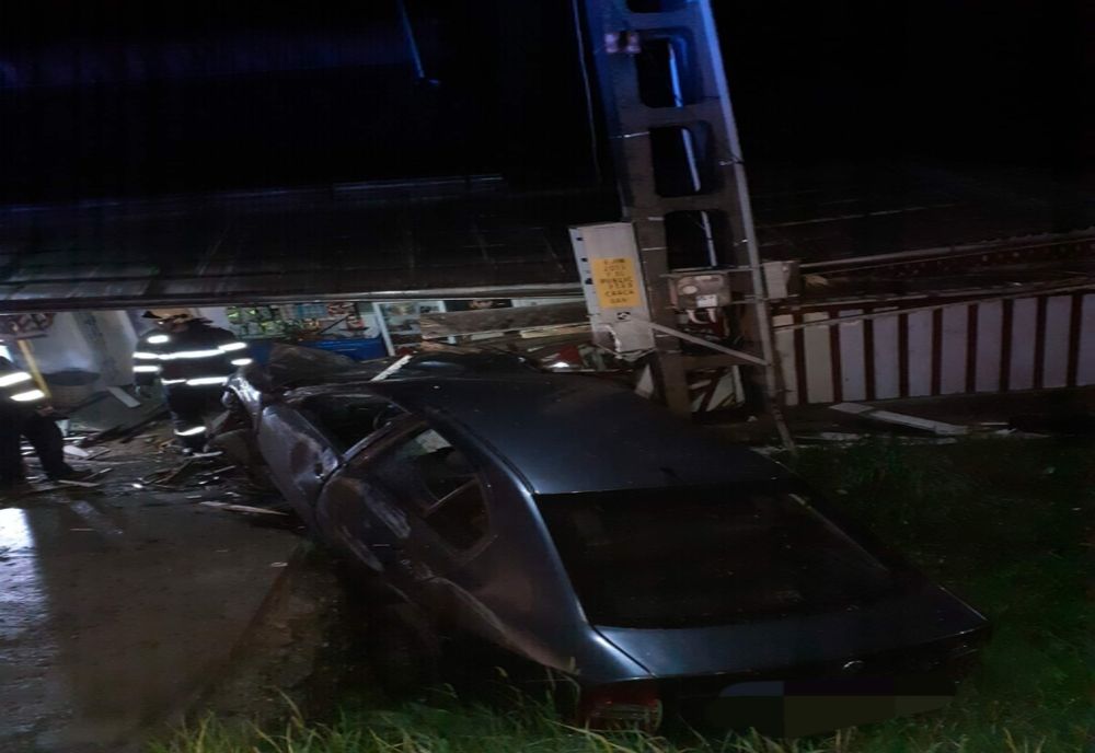 Un șofer mort de beat s-a oprit cu mașina într-un gard