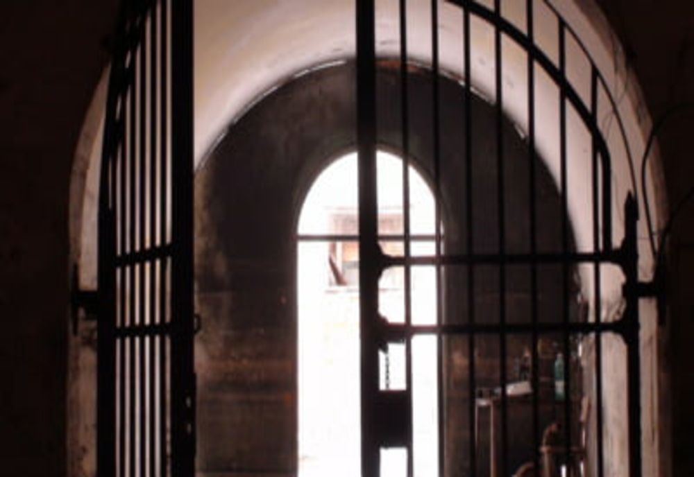 Interlopul care a comandat un asasinat cu bombă în Neamţ, eliberat înainte de termen