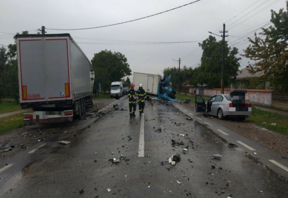 Accident grav între un TIR, două autoutilitare și o mașină, în Neamț: O fată de 16 ani a murit, alte patru persoane au fost rănite