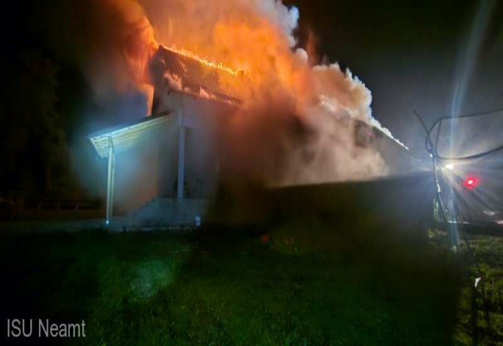 Casă parohială distrusă de un incendiu; cinci persoane s-au autoevacuat