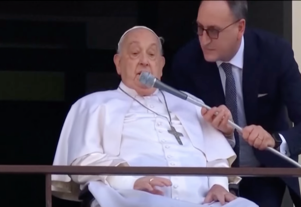 PAPA FRANCISC A PĂRĂSIT SPITALUL GEMELLI DUPĂ CINCI SĂPTĂMÂNI DE SPITALIZARE