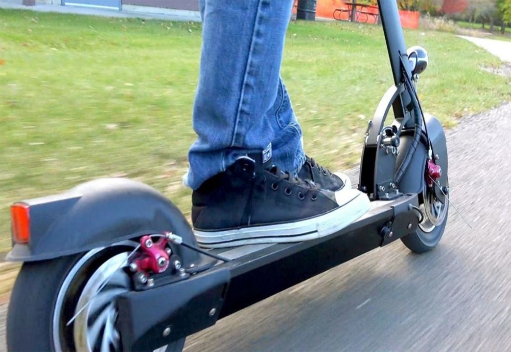 ADOLESCENT DE 15 ANI, MORT DUPĂ CE A CĂZUT DE PE TROTINETĂ ELECTRICĂ ÎN NEAMȚ