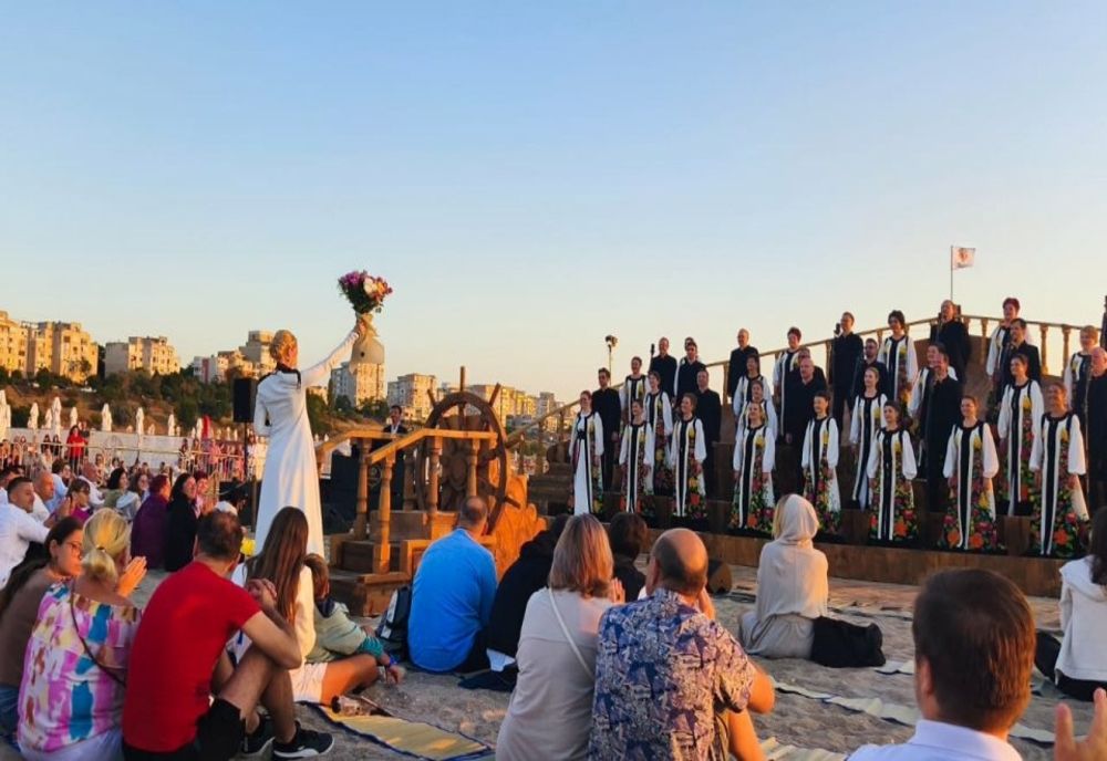 SPECTACOLUL "MADRIGAL LA RĂSĂRIT", ÎN ZI DE MARE PRAZNIC LA MALUL MĂRII