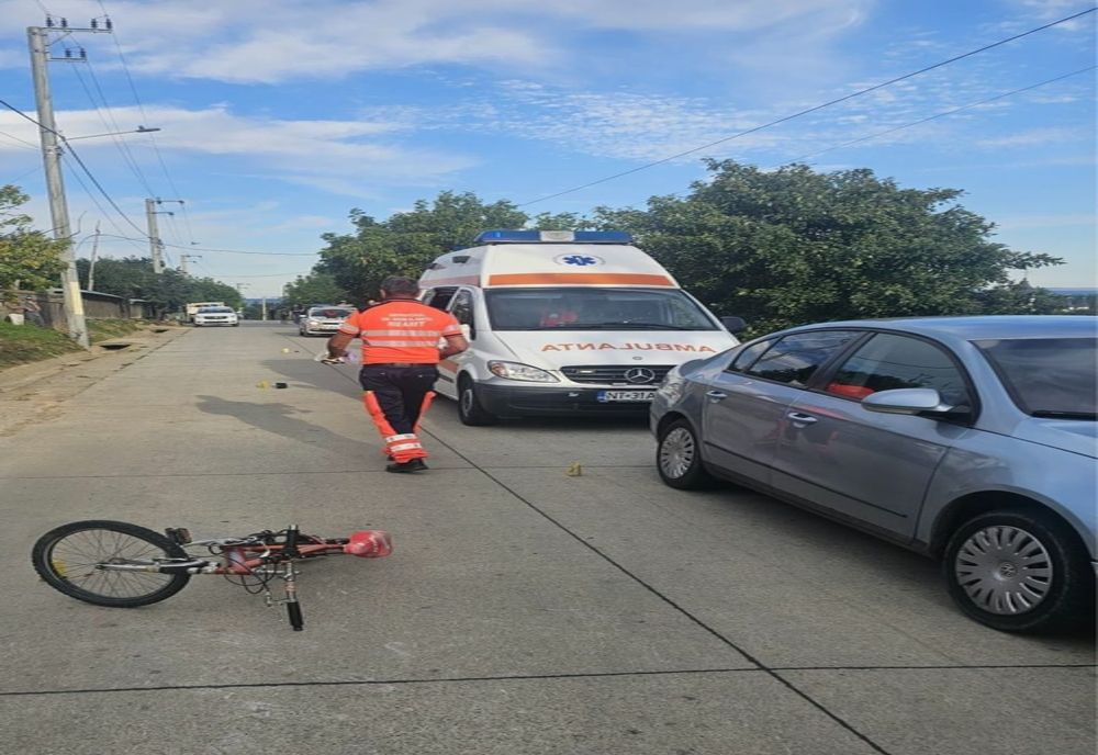 TRAGEDIE ÎN NEAMȚ: COPIL DE 6 ANI LOVIT MORTAL DE O MAȘINĂ, DUPĂ CE A IEȘIT CU BICICLETA PE DRUM