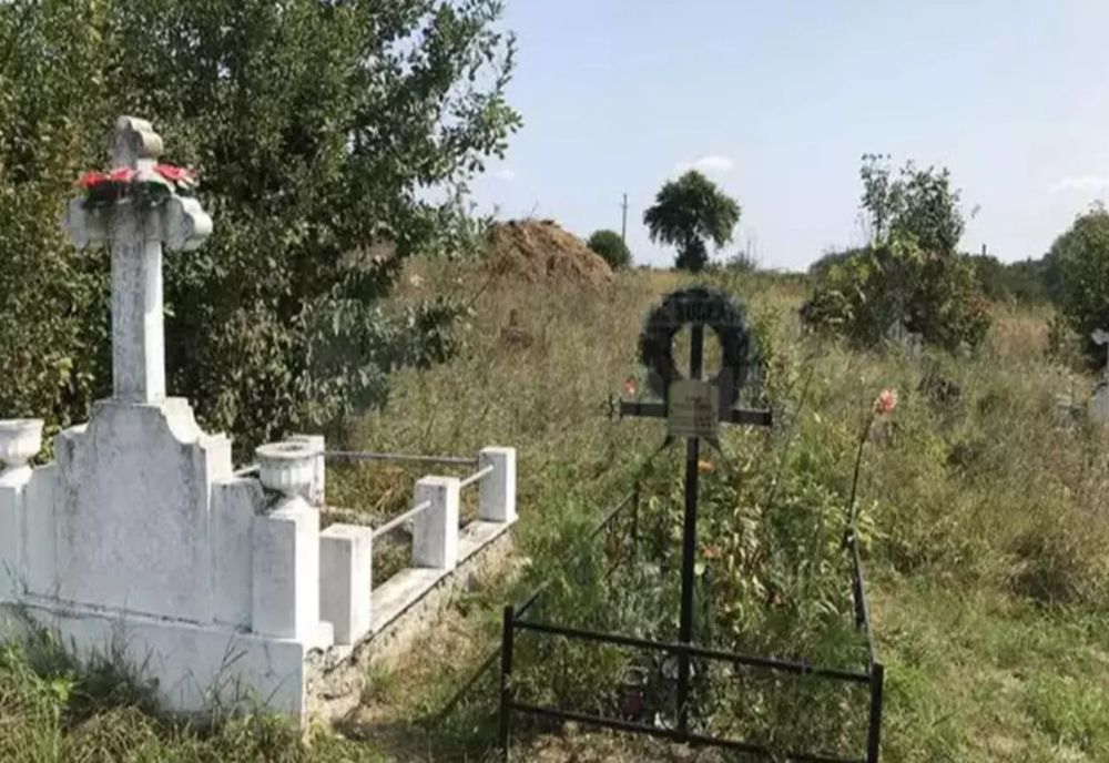 RĂZBUNAREA UNUI BĂRBAT PE SOȚIA CARE L-A PĂRĂSIT: I-A DUS LA POARTĂ O CRUCE FURATĂ DIN CIMITIR