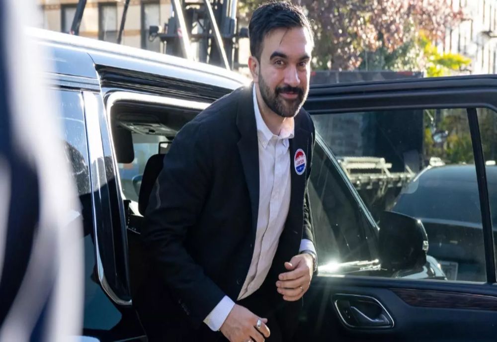 ZOHRAN MAMDANI A CÂȘTIGAT ALEGERILE PENTRU PRIMĂRIA NEW YORKULUI. DONALD TRUMP AMENINȚĂ CĂ TAIE FONDURILE FEDERALE