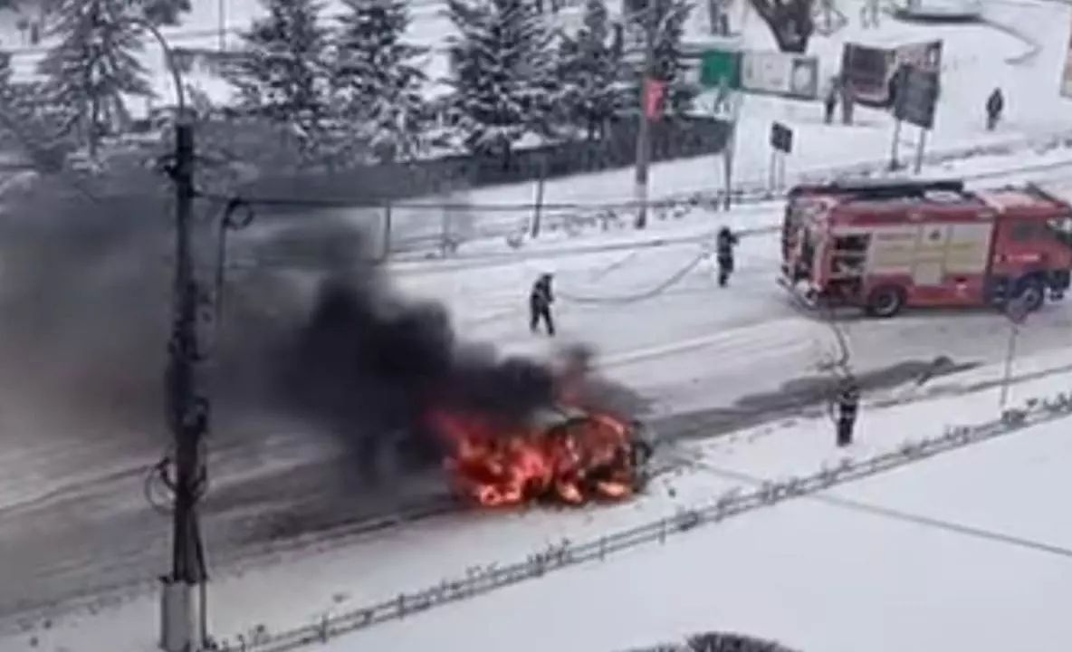 Incendiu violent pe o șosea din Giurgiu. O mașină a fost mistuită de flăcări