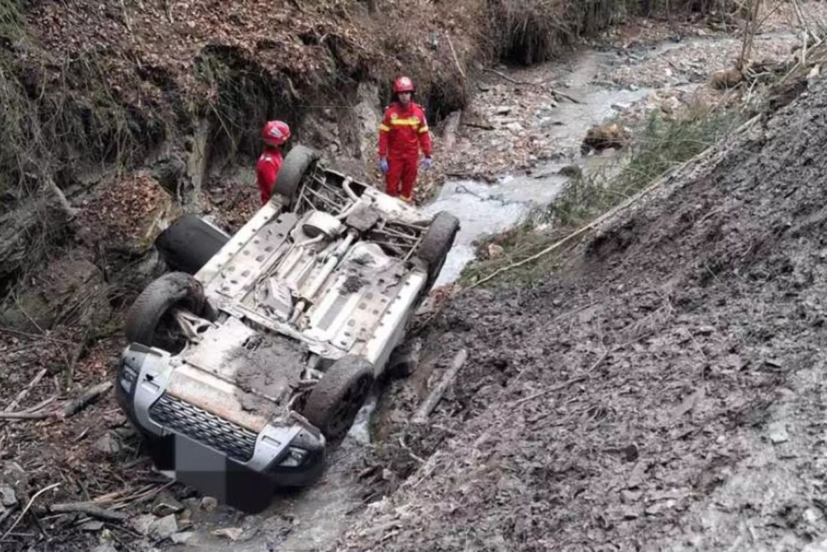 Accident rutier în Neamț: un bărbat a murit după ce a căzut cu mașina într-o râpă de 7 metri