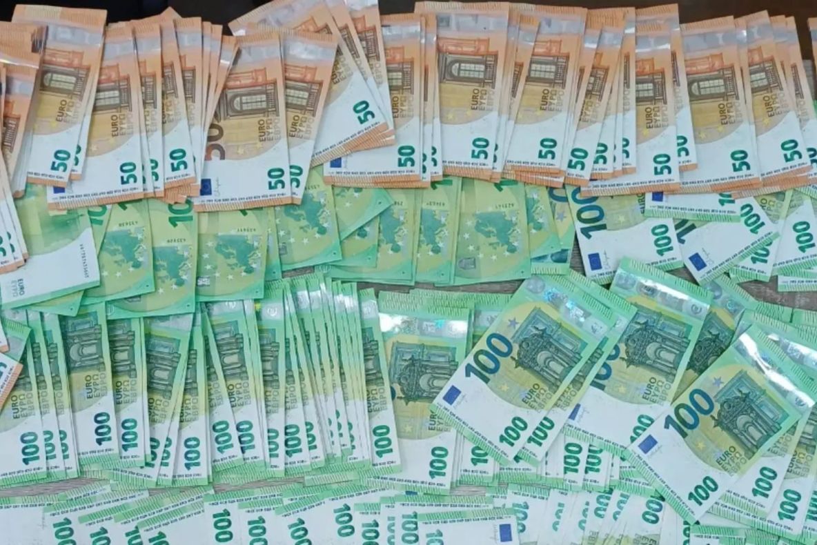 Șofer ucrainean de autocar, depistat cu zeci de mii de euro și dolari ascunși la frontieră