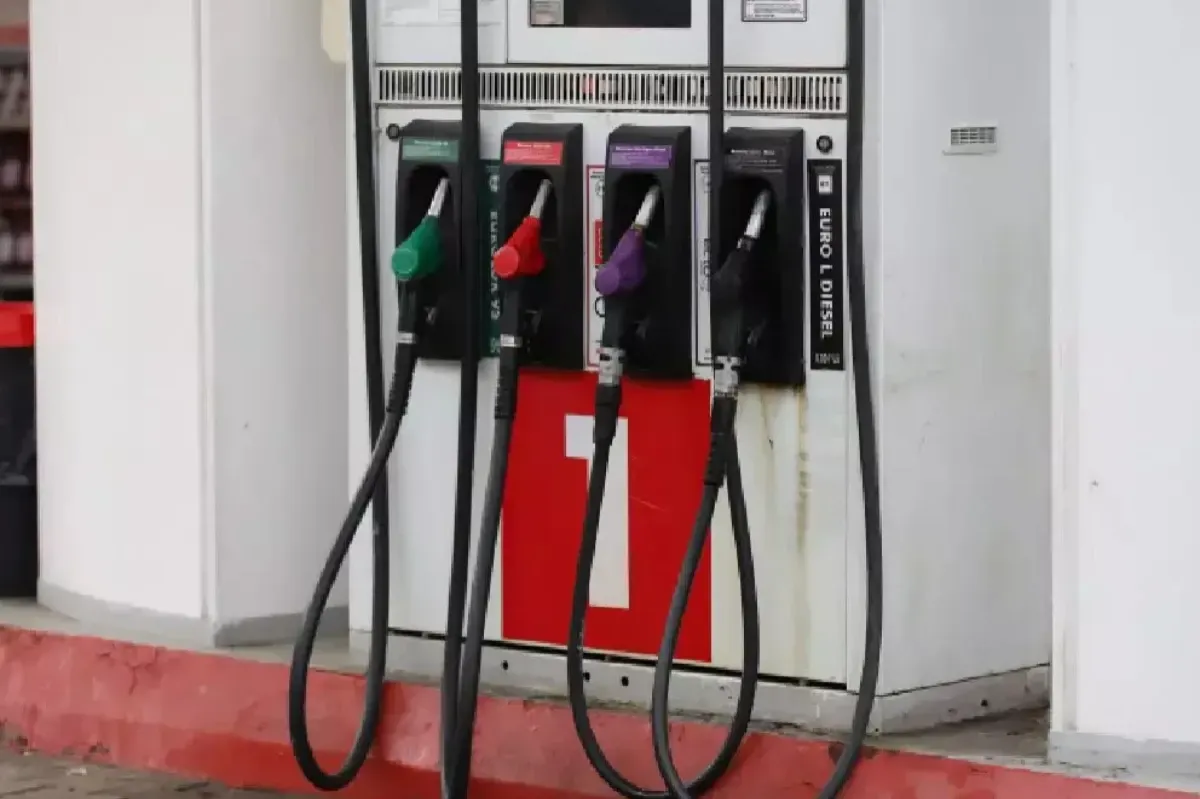 Benzina a atins un nou record în România. Cât au crescut prețurile și de ce suntem printre țările cu cele mai mici scumpiri din UE