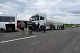Șase persoane implicate într-un accident cu o cisternă, în județul Neamț. Două sunt asistate medical