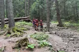 Adolescent în adidași, salvat din Masivul Ceahlău. S-a ales cu un traumatism grav la un picior -FOTO