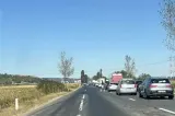 Trafic blocat pe DN2 Bacău-Adjud. Un microbuz cu opt persoane a luat foc în mers la Răcăciuni