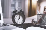Trecerea la ora de iarnă în 2026. Când dăm ceasurile înapoi și cum ne afectează schimbarea