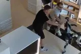 Un robot umanoid era să ia la bătaie clienții unui magazin pentru că a fost împins. VIDEO