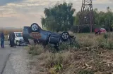 Accident grav în județul Neamț. O mașină s-a răsturnat în afara carosabilului, după ce s-a ciocnit violent cu o alta