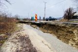Inundații devastatoare în Prahova. Zeci de familii, izolate după ce puhoaiele au rupt drumurile de acces – VIDEO EXCLUSIV