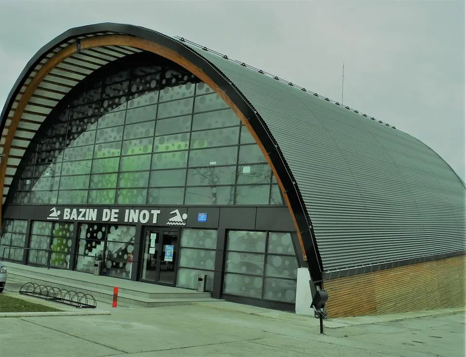 la înot