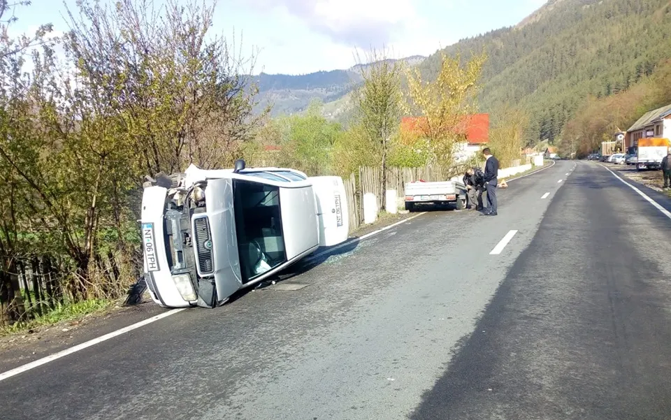 A-intrat-cu-mașina-într-un-parapet-și-s-a-răsturnat-2