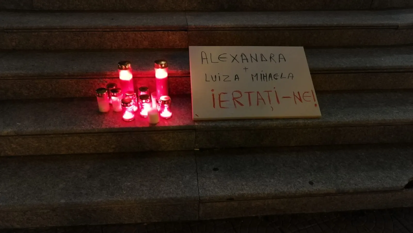 Lumânări-aprinse-la-Piatra-Neamț-pentru-fetele-ucise-în-Caracal-4