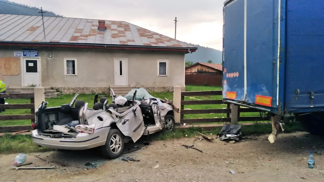 Primele-imagini-de-la-groaznicul-accident-soldat-cu-decesul-a-4-tineri-din-Neamț-FOTO-6