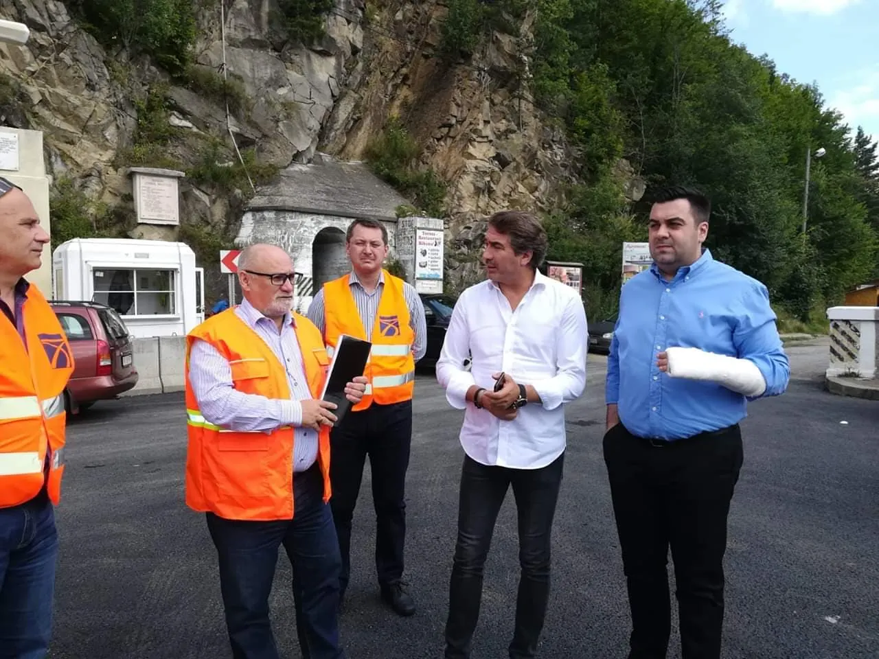 cu mâna în ghips în vizită de lucru