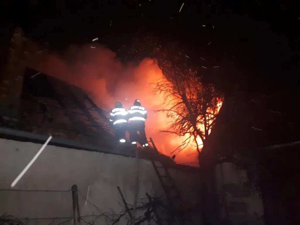 incendiu noapte cos de fum