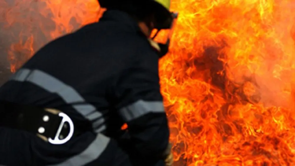 O bătrână a ajuns la spital în urma unui incendiu