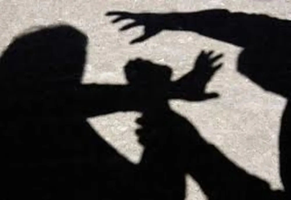 Adolescentă lovită pentru un telefon mobil și 10 lei