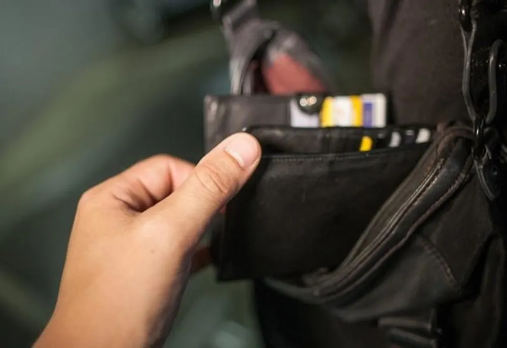 Reținut de polițiști pentru că a furat un portofel cu 10.000 de lei