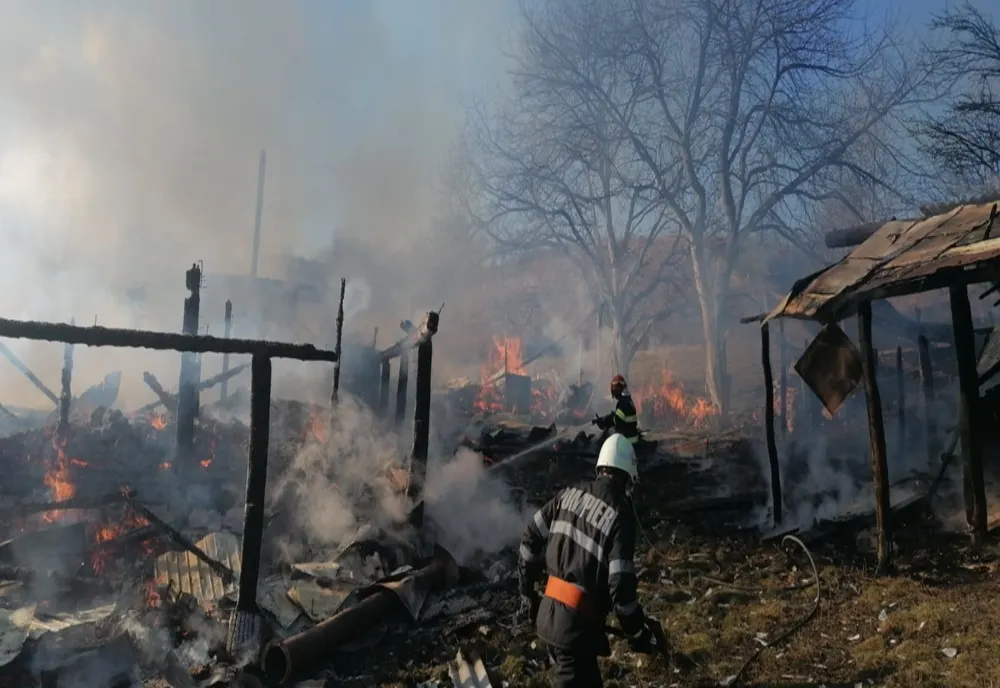 Coșul de fum, cauza incendiului în care o gospodărie întreagă s-a făcut scrum