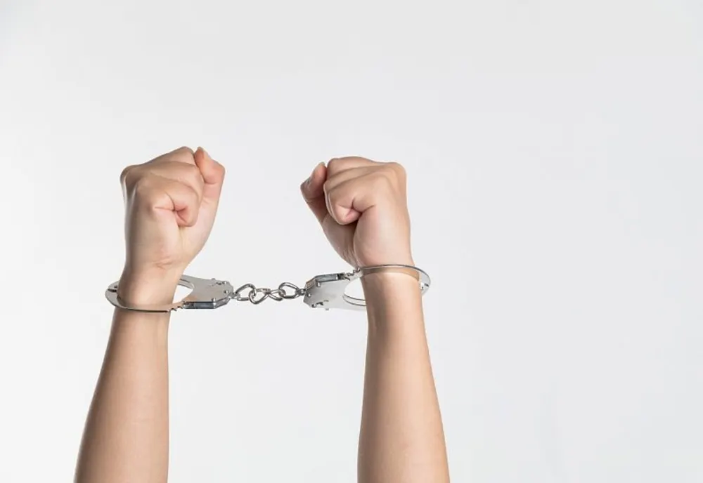 Tânăr din Neamț reținut pentru șantaj. Prin violență și amenințări a obținut aproximativ 85.000 de lei