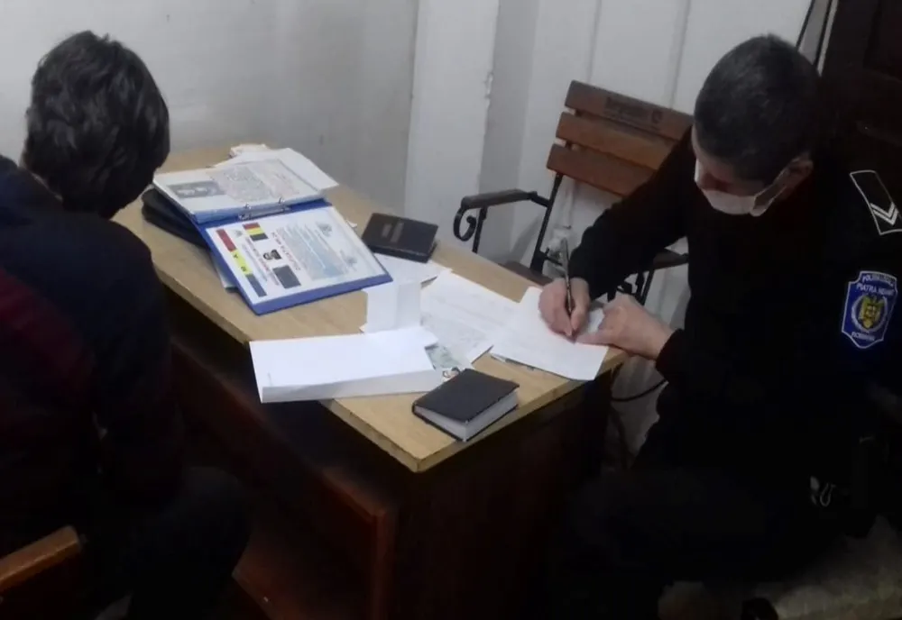 Șarlatan prins de polițiștii locali. Cerea bani în numele unei organizații umanitare