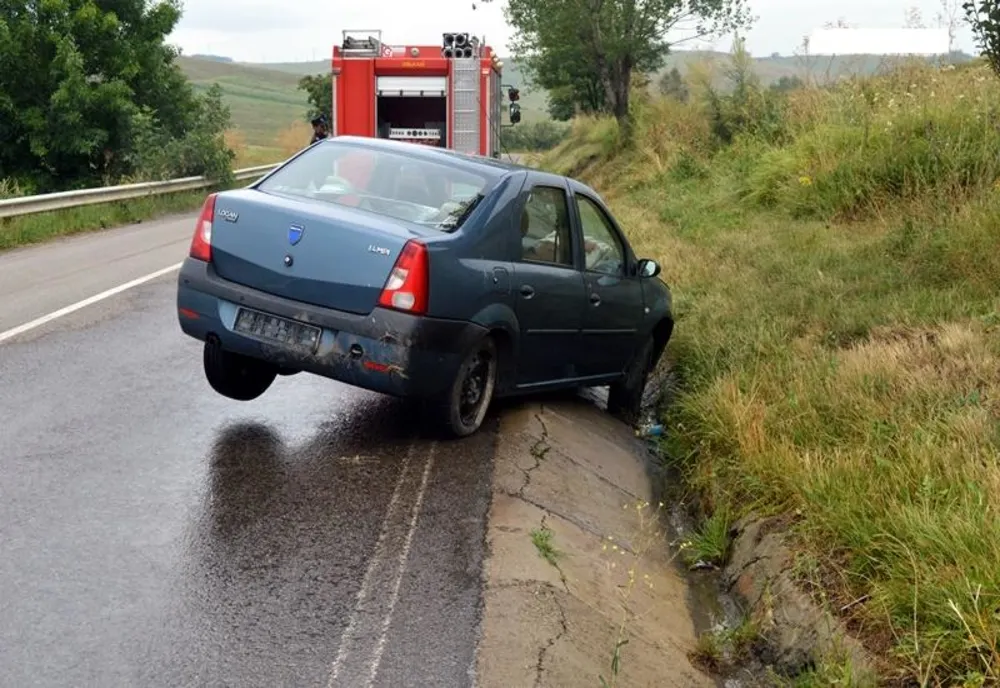 S-a oprit în șanț după ce s-a urcat la volan beat criță! S-a ales cu răni ușoare și dosar penal