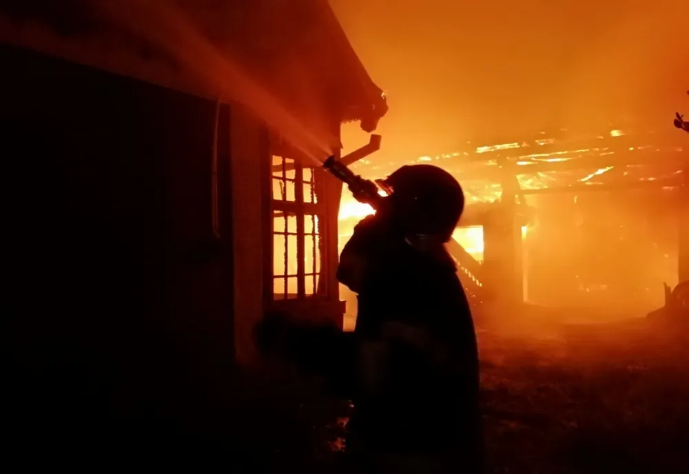 Incendiu în Roman! Proprietara a suferit atac de panică
