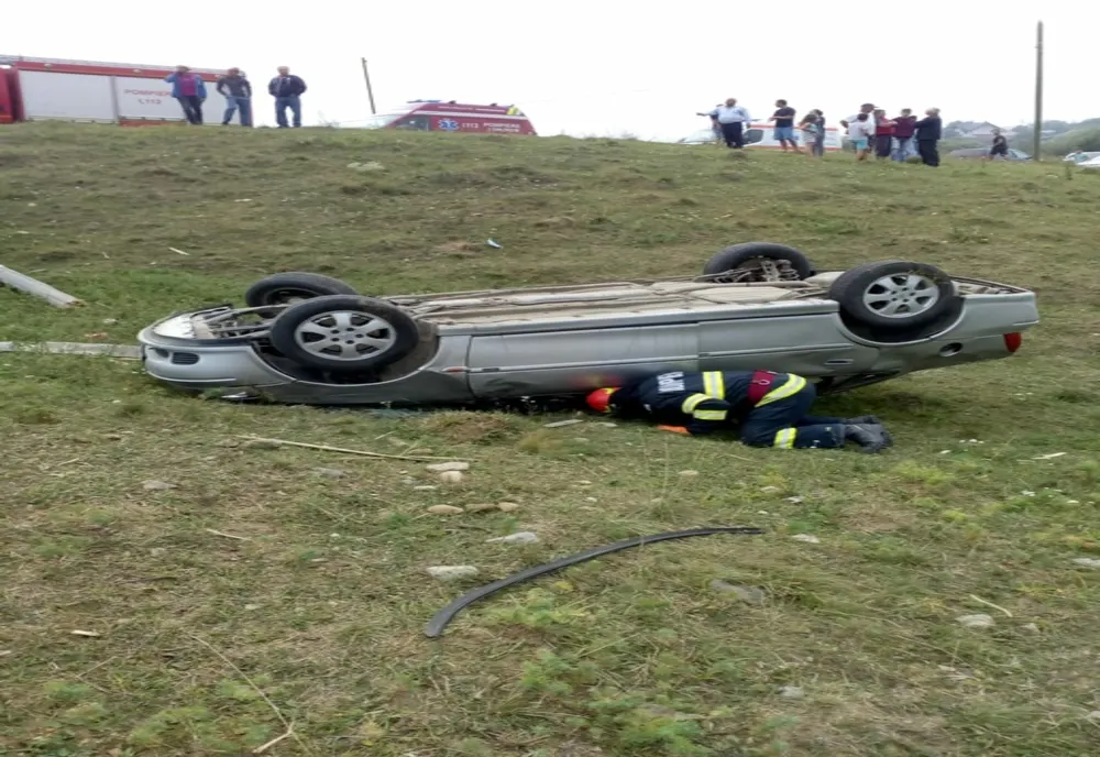 Mașină răsturnată în Neamț! Două persoane au ajuns la spital (FOTO)