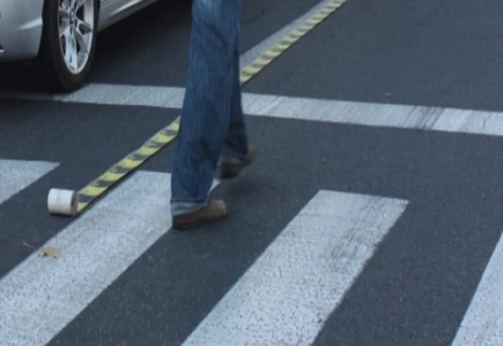 Un șofer beat a accidentat o tânără pe trecerea pentru pietoni și a plecat mai departe