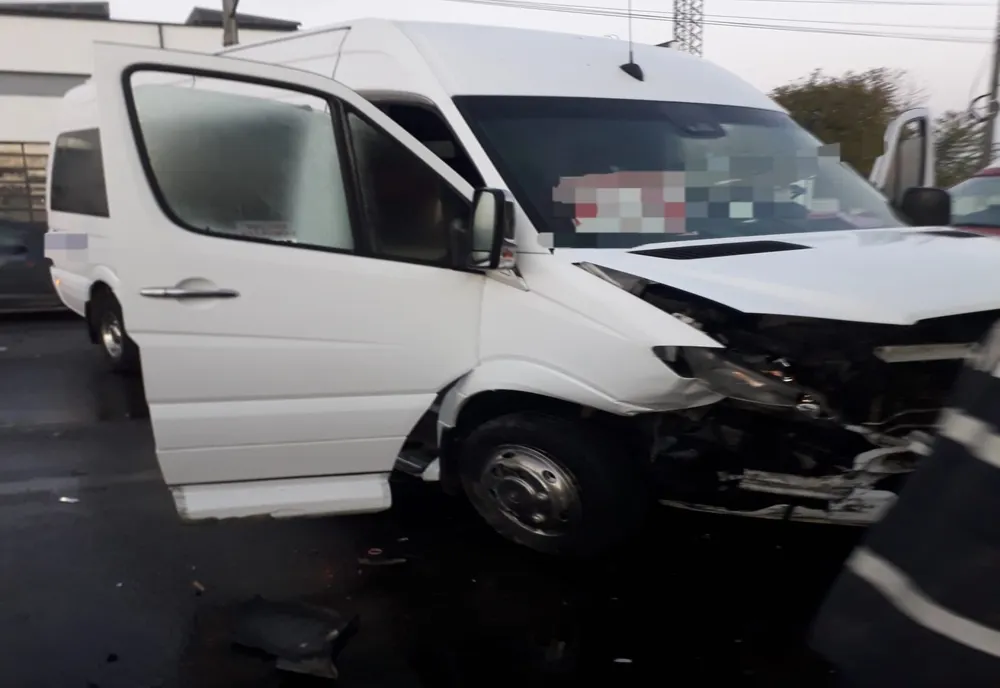 Roman: Tamponare între un microbuz și un autoturism