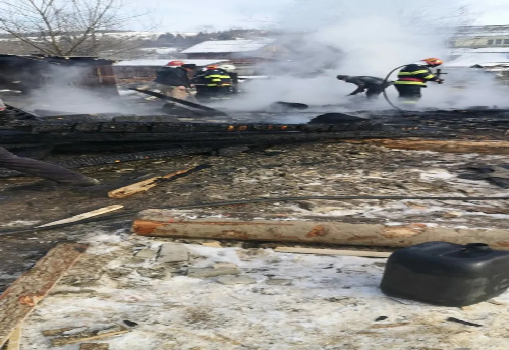 Incendiu în comuna Hangu! Totul a pornit de la scănteile sărite de la un polizor (FOTO)