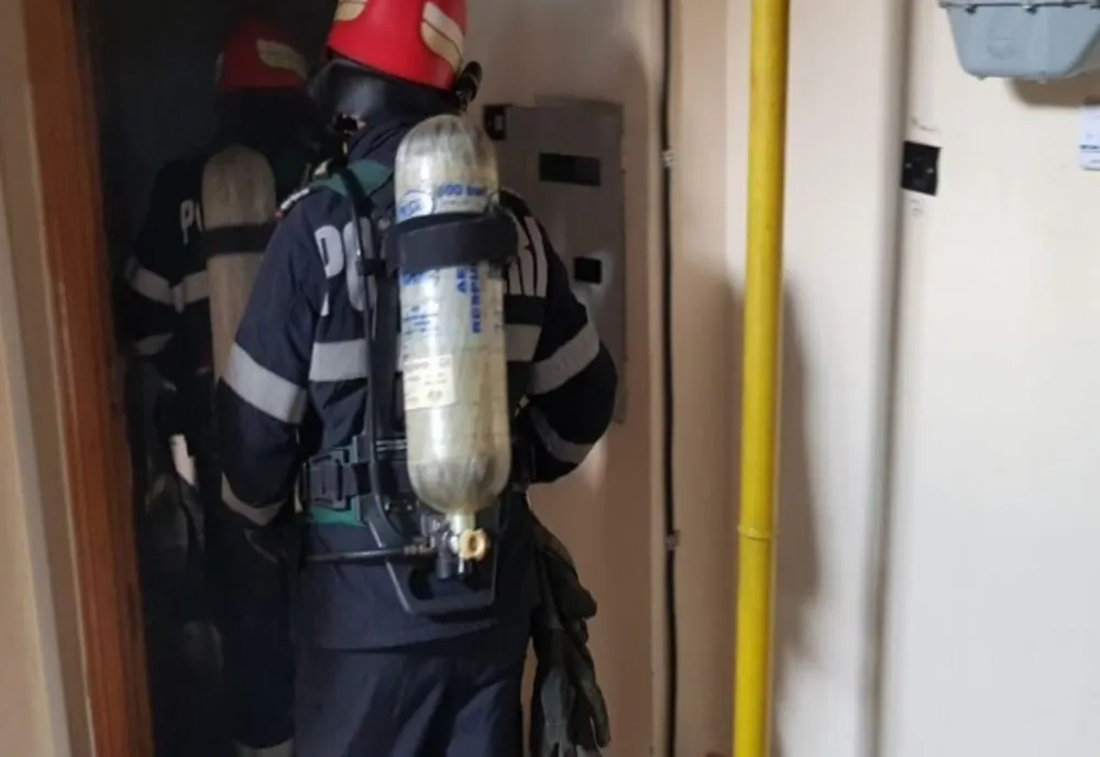 Un copil de 7 ani și un bărbat, duși la spital după un incendiu de apartament