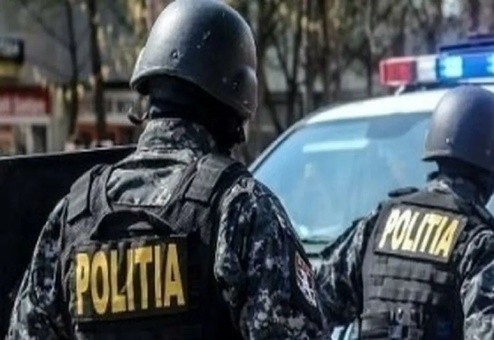 Pistol și cartușe, găsite la locuința unui bărbat din Răucești