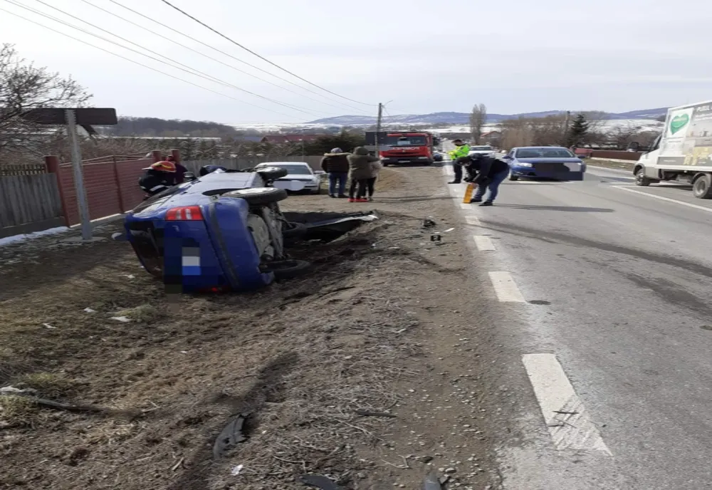 Accident la Răucești! Două persoane au fost transportate la spital