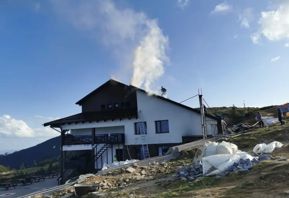 Acoperișul cabanei Dochia cuprins de flăcări