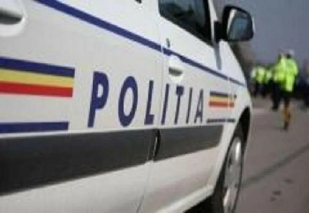 Stâlp de electricitate doborât de o platformă auto tamponată de un șofer neatent