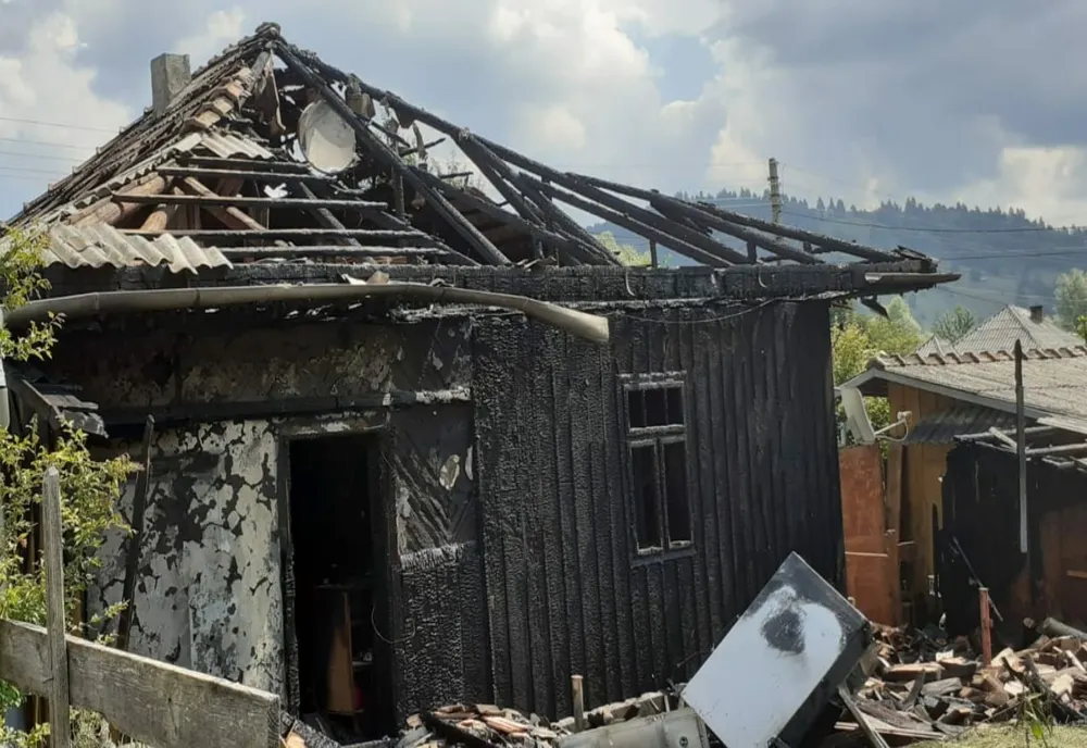 Casă mistuita de flăcări în Stejaru