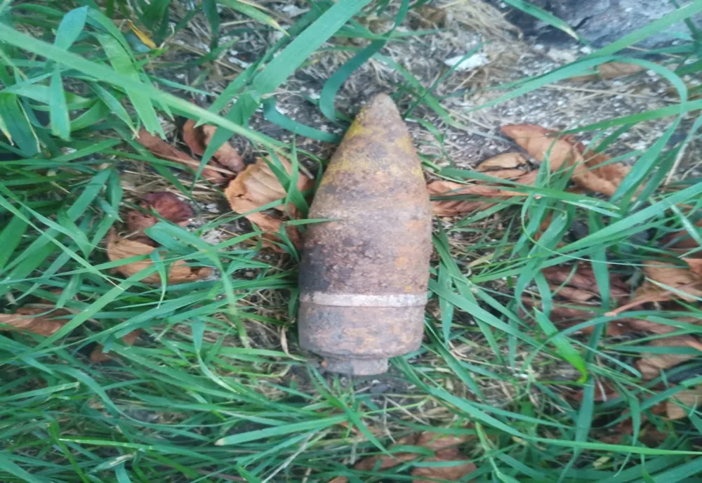 Bărbatul care a dus o bombă la politie are dosar penal