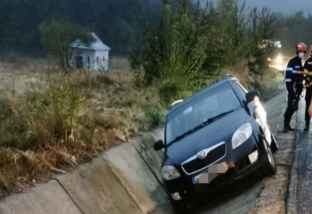 Un șofer beat din Bacău s-a oprit cu mașina în șanț