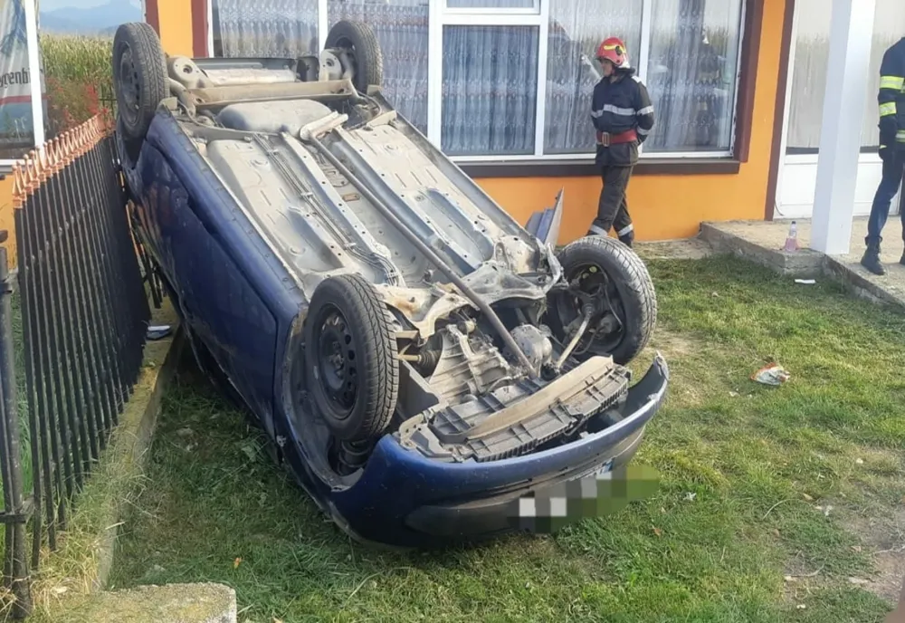 FOTO-O șoferiță s-a răsturnat cu mașina în Piatra-Neamț