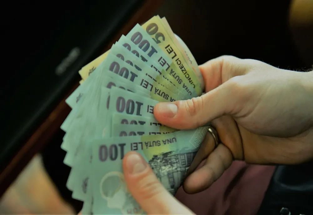O angajată a Direcției de Sănătate Publică Neamț, reținută pentru trafic de influență
